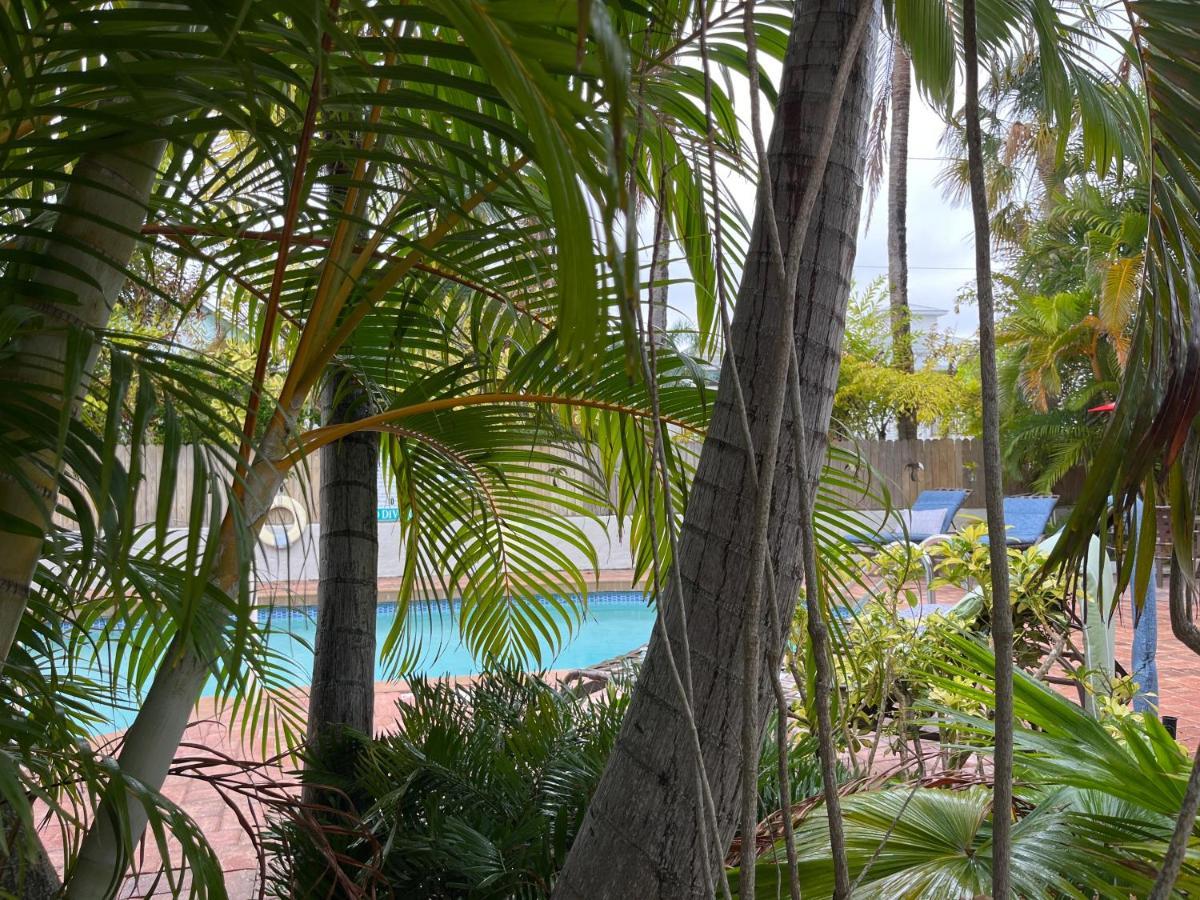 An Island Getaway At Palm Tree Villas 霍姆斯海滩 外观 照片