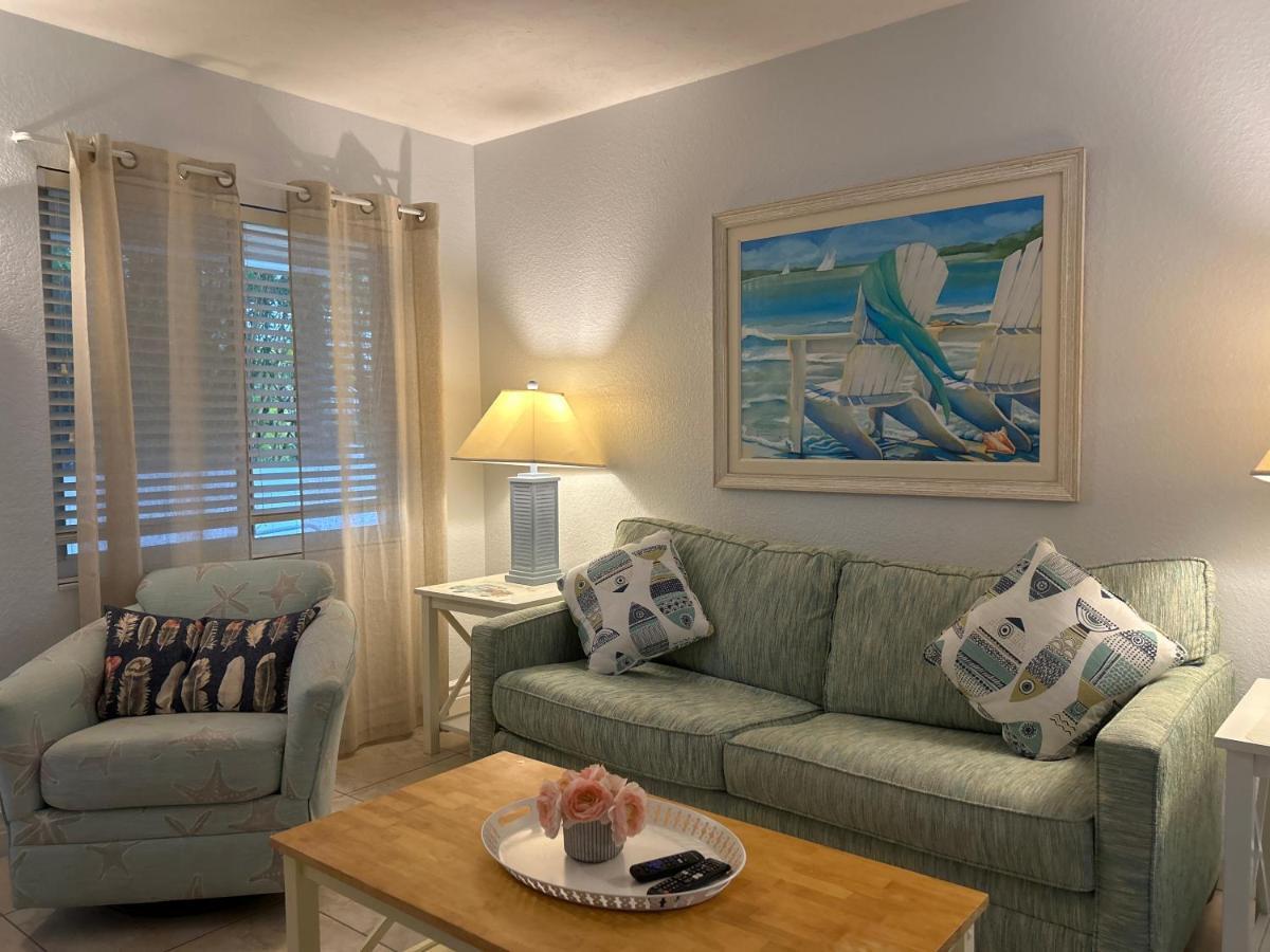 An Island Getaway At Palm Tree Villas 霍姆斯海滩 外观 照片