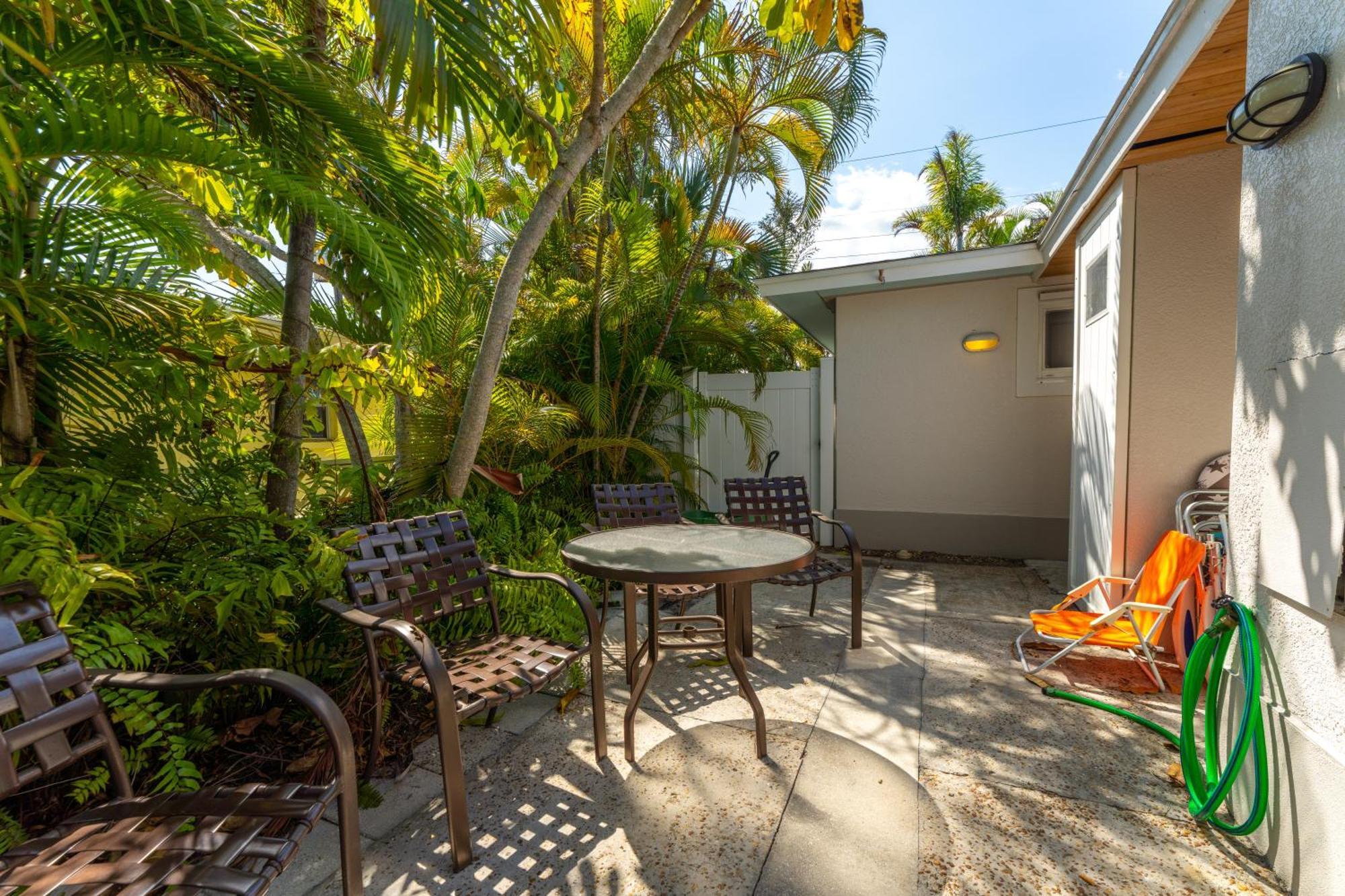 An Island Getaway At Palm Tree Villas 霍姆斯海滩 外观 照片