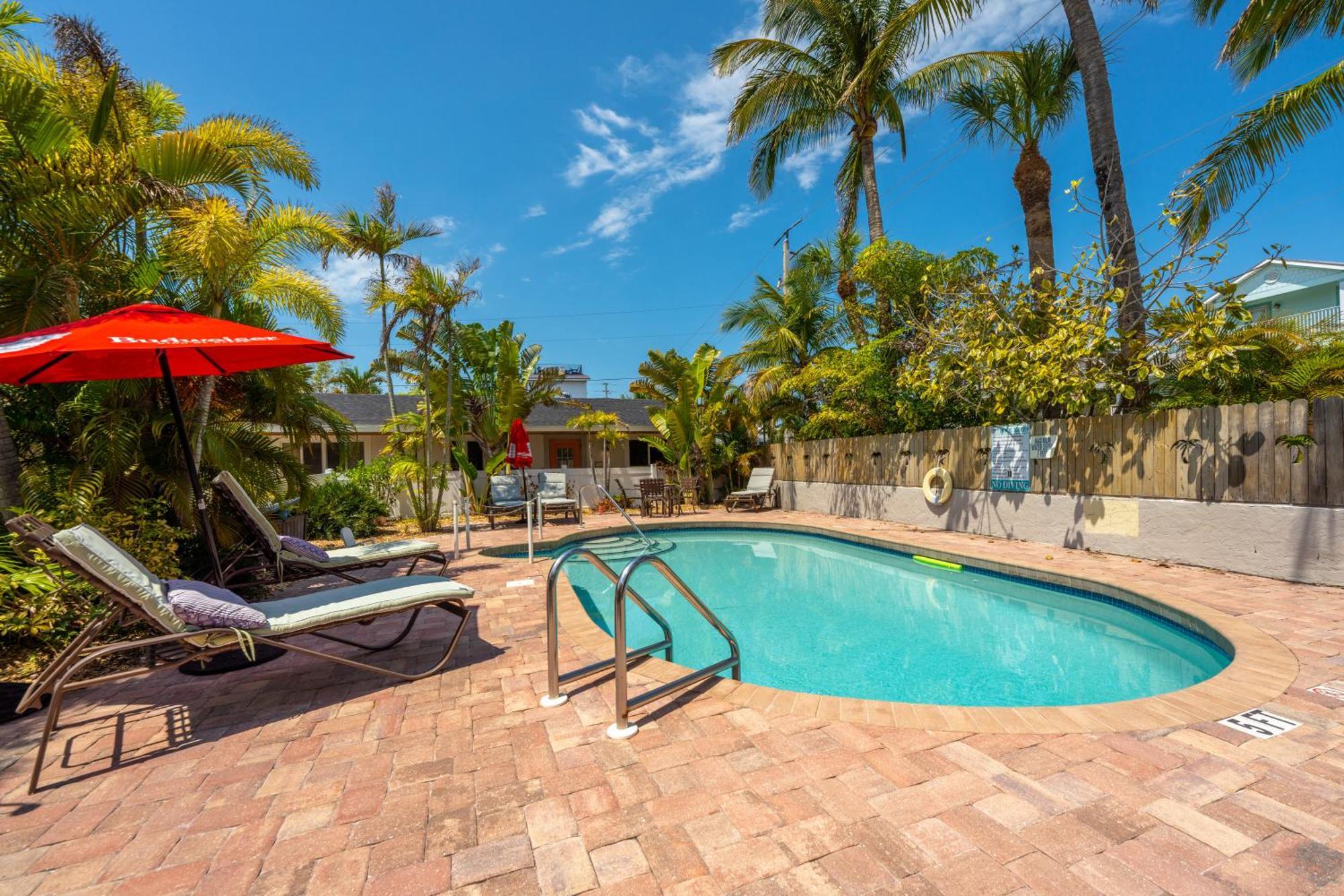 An Island Getaway At Palm Tree Villas 霍姆斯海滩 外观 照片